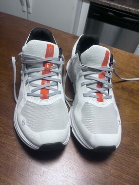 On Running On Cloud  White & Orange Men's Running Shoes size 9.5
